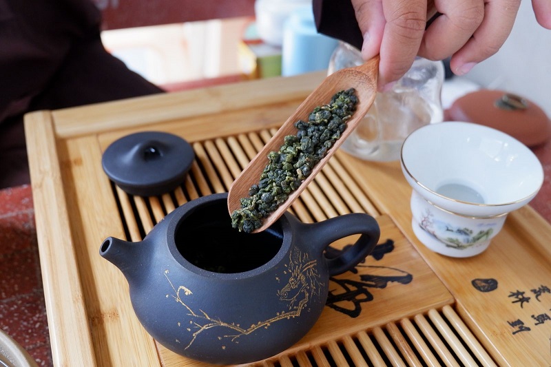 Đánh thức trà và hãm trà