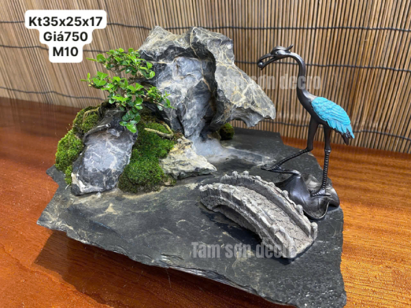 Cổng làng rêu phong và lối đi đá cuội